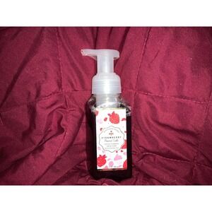 Bath & Body Works STRAWBERRY POUND CAKE Hand Soap